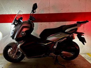 Scooter QJMOTOR ATR 125 dorado y plateado.