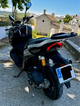 Scooter QJMOTOR ATR 125 dorado y plateado.