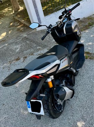 Scooter QJMOTOR ATR 125 dorado y plateado.