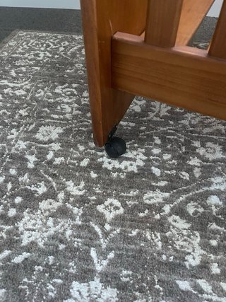 Cuna de madera de pino con ruedas