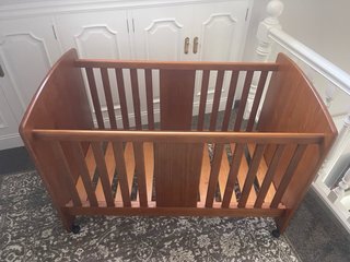 Cuna de madera de pino con ruedas