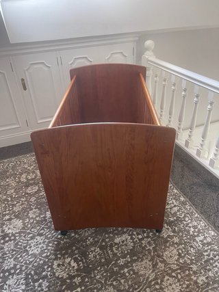 Cuna de madera de pino con ruedas