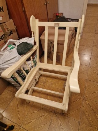 Mecedora de madera color beige