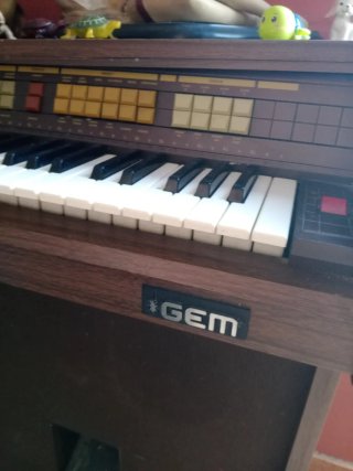 Piano GEM antiguo