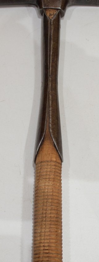 ANTIGUO MARTILLO DE TAPICERO BOST FRERES Nº 8.
