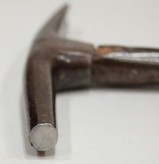 ANTIGUO MARTILLO DE TAPICERO BOST FRERES Nº 8.