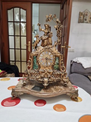 Reloj de bronce antiguo para cambiar mecanismo.