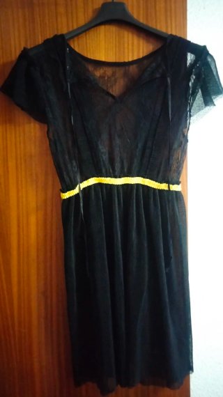 Vestido de encaje negro con detalles amarillos