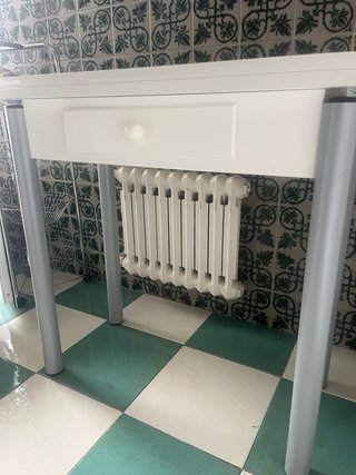 Mesa de cocina blanca con patas plateadas