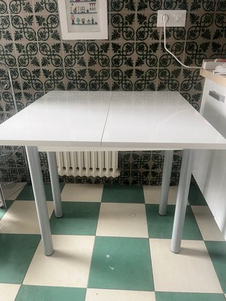 Mesa de cocina blanca con patas plateadas
