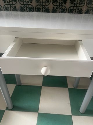 Mesa de cocina blanca con patas plateadas