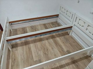 Cama infantil blanca con ovejas