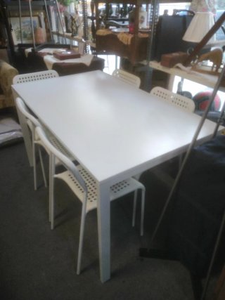 Mesa de comedor blanca
