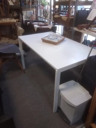 Mesa de comedor blanca