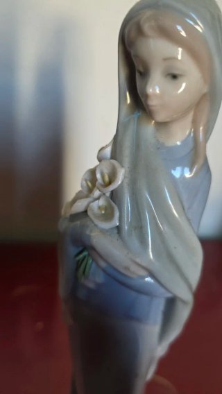 Figura Lladro Niña con Dalias Porcelana