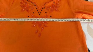 Camisola playera naranja bordada