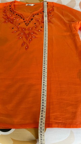 Camisola playera naranja bordada