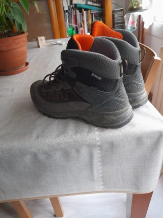Botas de montaña Bestard negras y grises