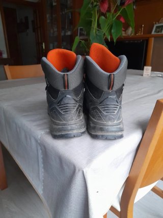Botas de montaña Bestard negras y grises