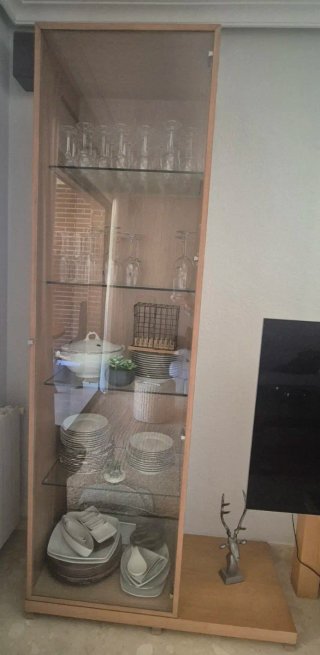 Vitrina de cristal y madera