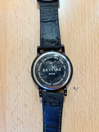 Reloj Skyline Negro y Plateado