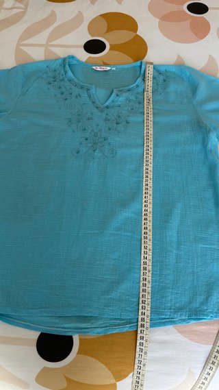 Camisola playera azul bordada