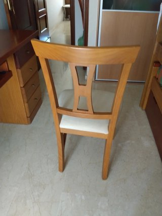 Silla de madera tapizada beige