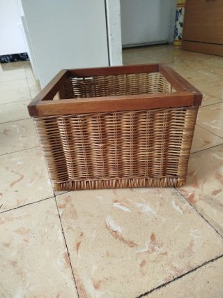 Cesta de mimbre y madera