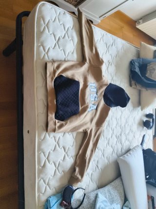 Sudadera USA beige y negra