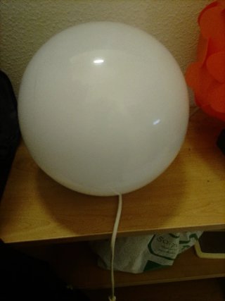 Lámpara de mesa redonda blanca Ikea Con bombilla
