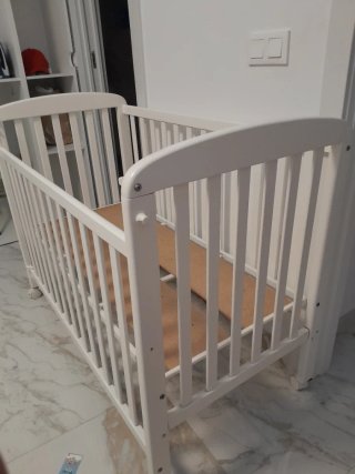 Cuna de bebé blanca la vendo montada como esta