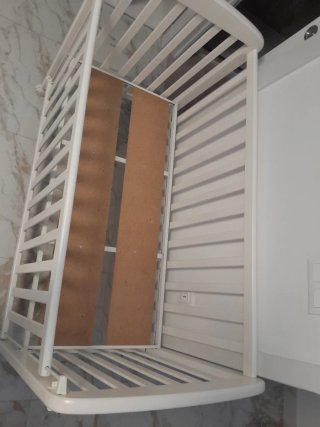 Cuna de bebé blanca la vendo montada como esta
