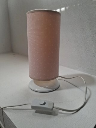 Lámpara de mesa rosa con puntos blancos