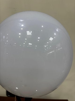 Lámpara Sobremesa Bola Blanca Negra