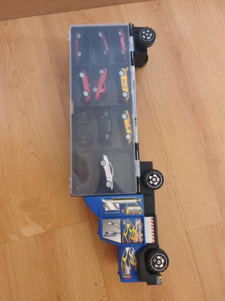Camión transportador de coches con 21 coches