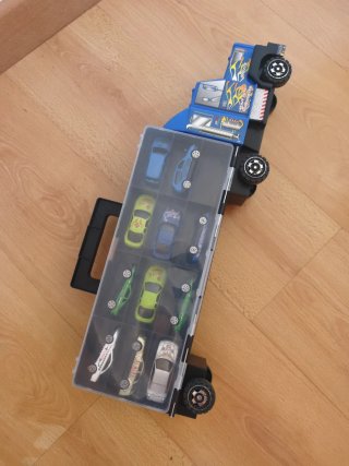 Camión transportador de coches con 21 coches
