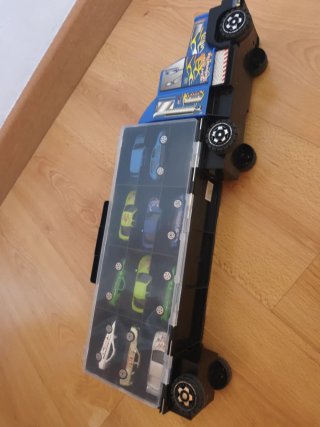 Camión transportador de coches con 21 coches