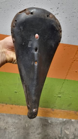 Sillín de bicicleta antiguo de cuero