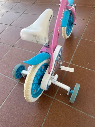 Bicicleta infantil con ruedines