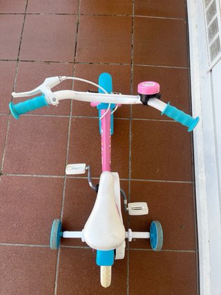 Bicicleta infantil con ruedines