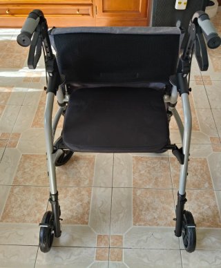 Andador plegable con bolsa