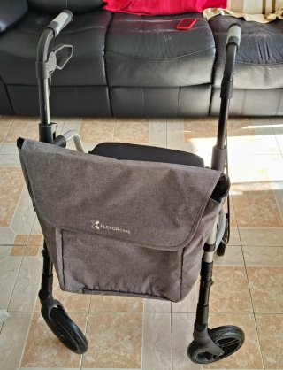 Andador plegable con bolsa
