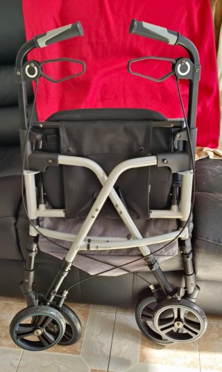Andador plegable con bolsa