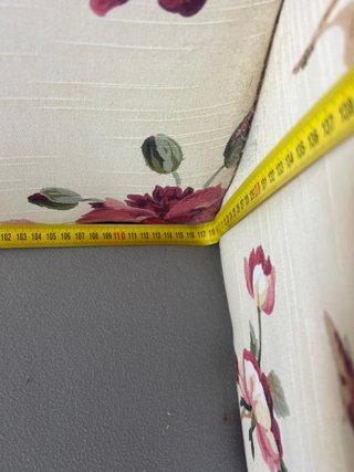 Sofá floral beige y rosa.