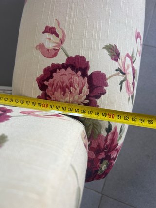 Sofá floral beige y rosa.