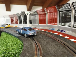 Muros con barrera pista gris Scalextric