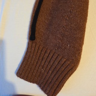 Jersey marrón con cuello alto