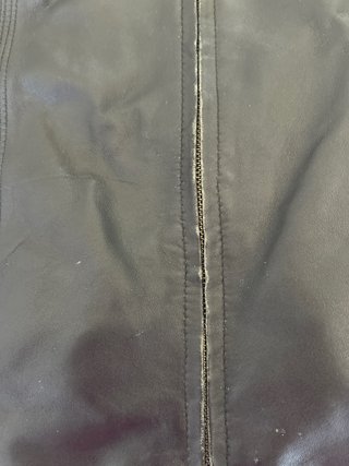 Chaqueta de piel J.R. Gentry negra, tiene desgaste