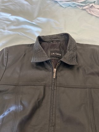 Chaqueta de piel J.R. Gentry negra, tiene desgaste