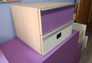 Cajoneras moradas y blancas